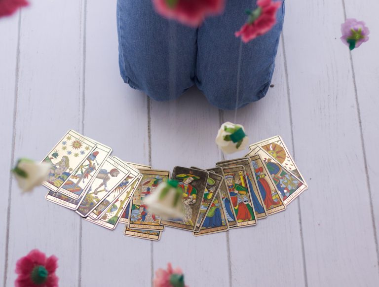 Cartas de tarot, Lecturas de tarot, arquetipos, lenguaje de símbolos, herramienta terapéutica, constelaciones familiares, tarot de marsella, arcanos mayores, Tarot de Marsella